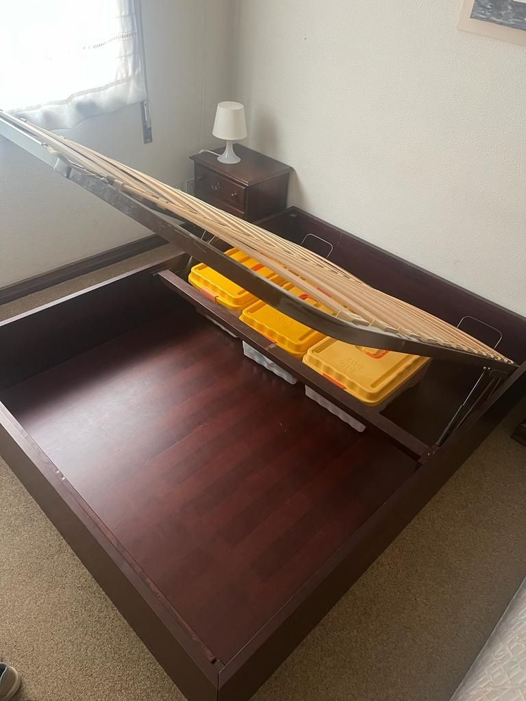 Cama com base elevatória