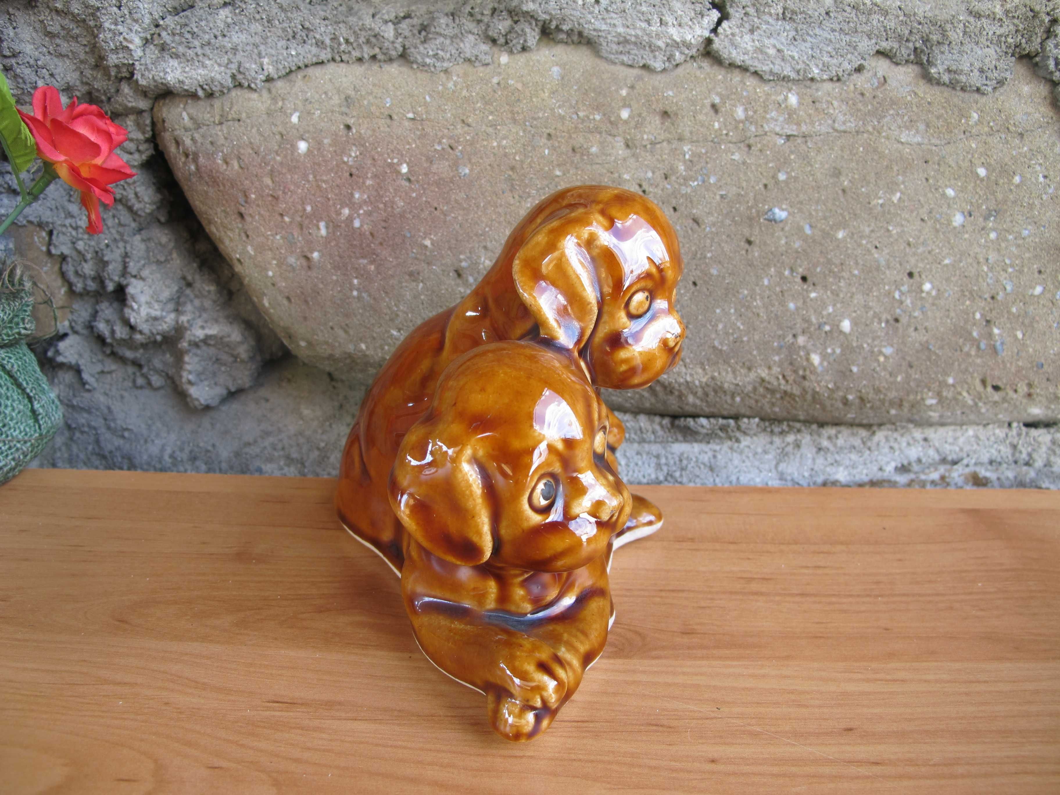 PRL - Figurka uroczych piesków z porcelitu