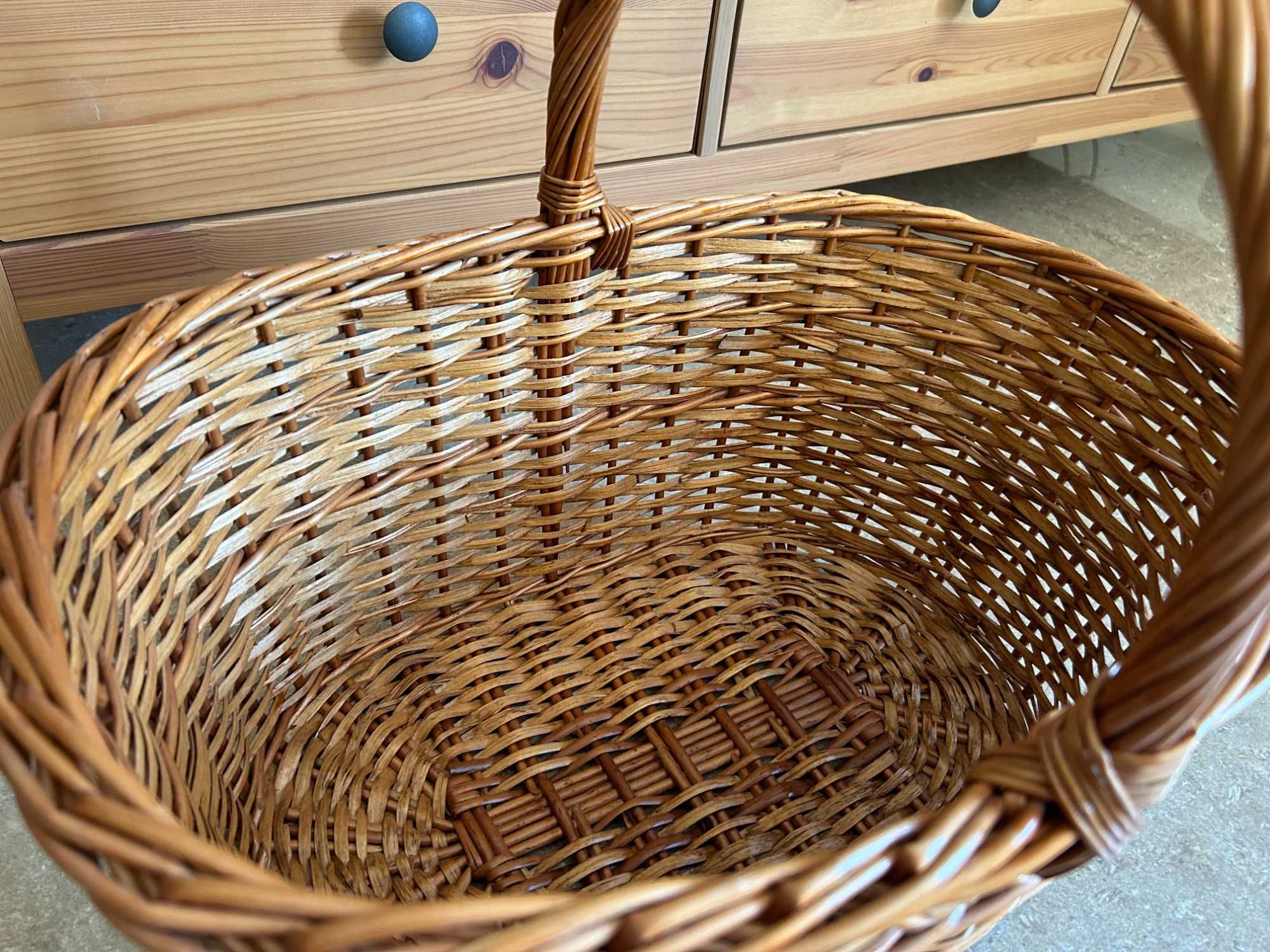 cabides Ikea de bambu/plástico preto e cesto de bambu