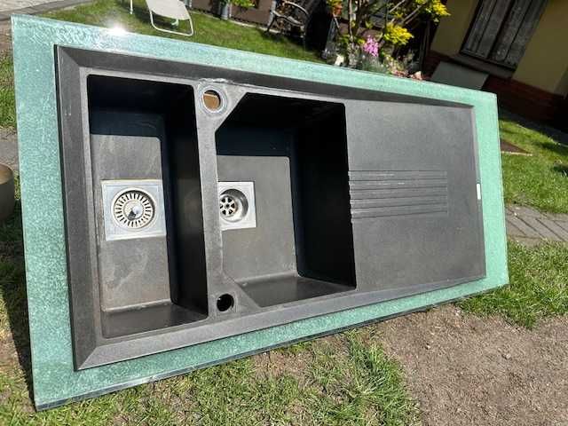 Unikatowy zlew kuchenny na szkle.