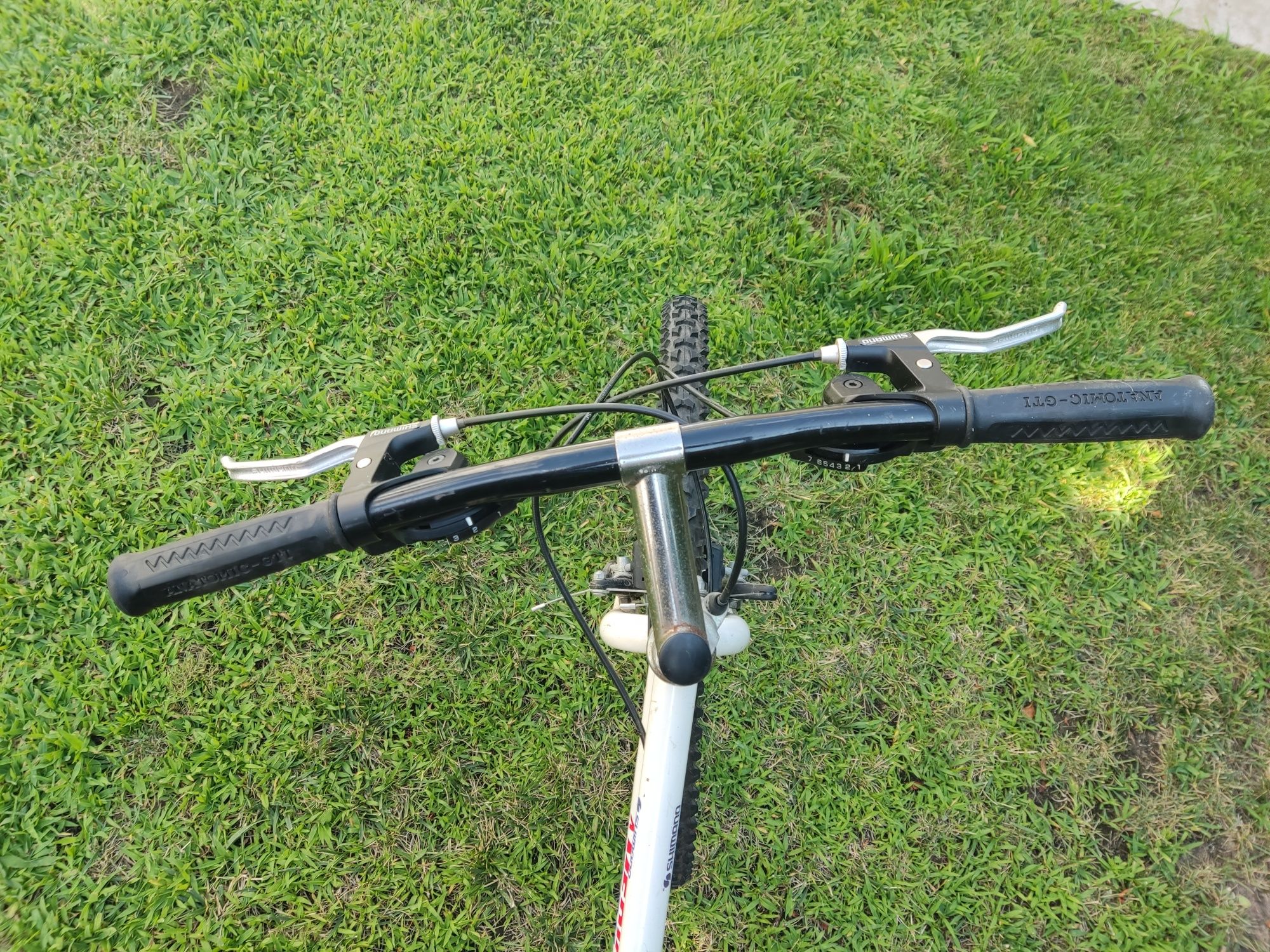 Duas bicicletas Shimano usadas
