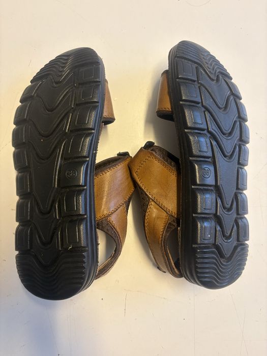 Sandálias castanhas