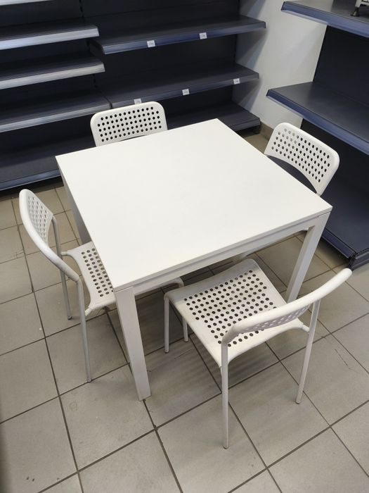 Stół kuchenny plus 4 krzesła.