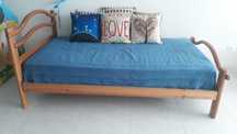 Cama em madeira maciça