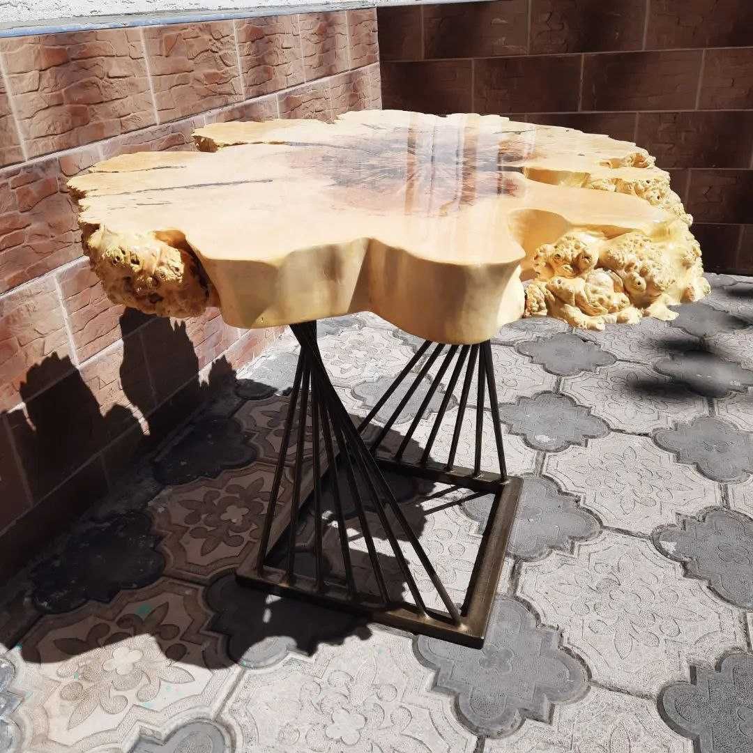 oryginalny stolik w stylu loft z litego drewna dębowego i żywicy