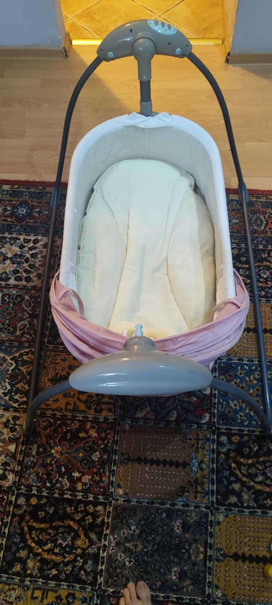 Łóżeczko się kołysze.