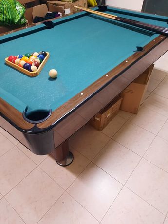 Bolo - Mesa de Snooker com as bolas e tacos