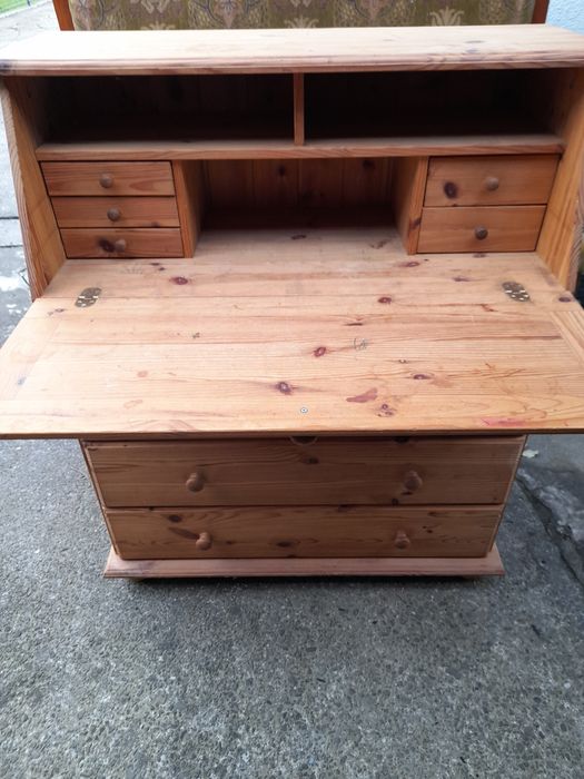 Ładny sosnowy sekretarzyk