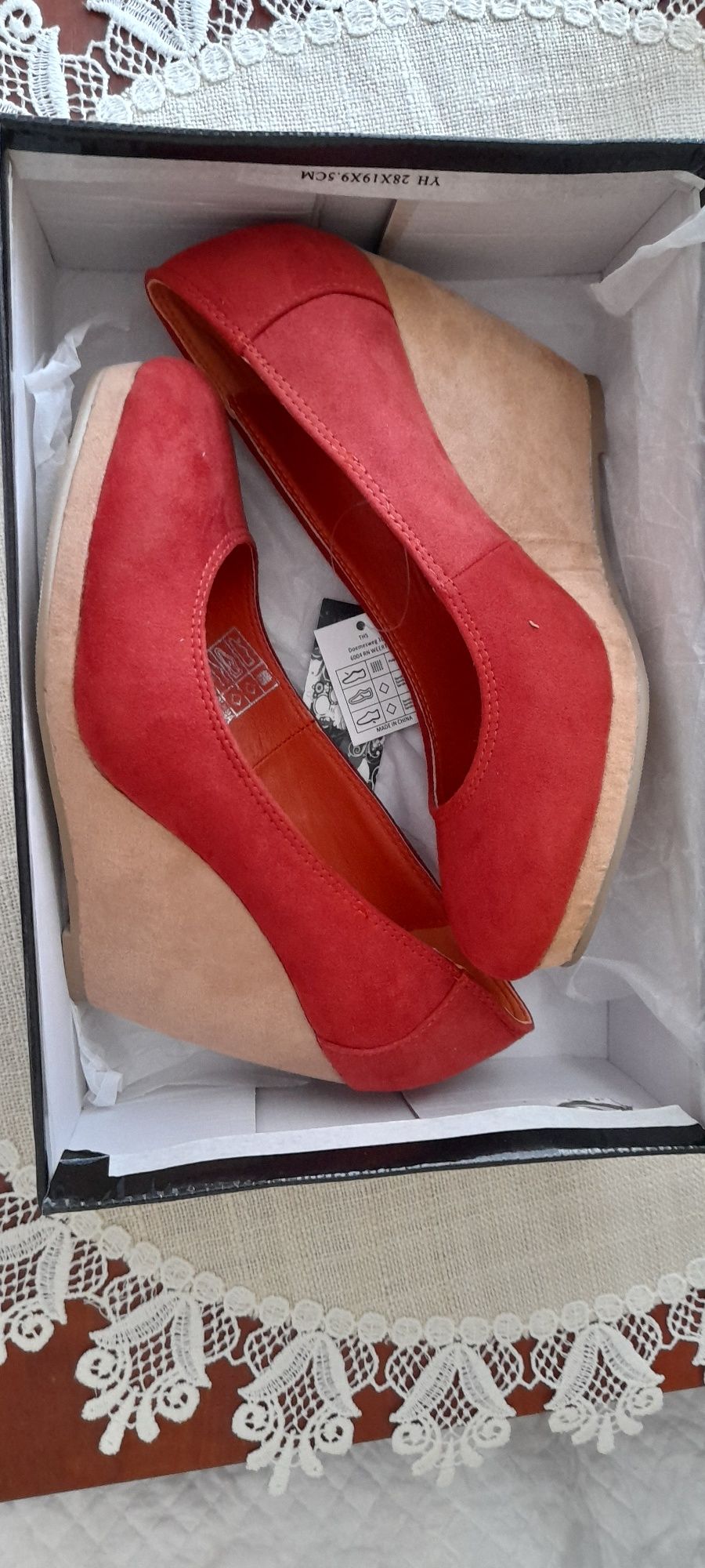 Nowe buty na koturnie.
