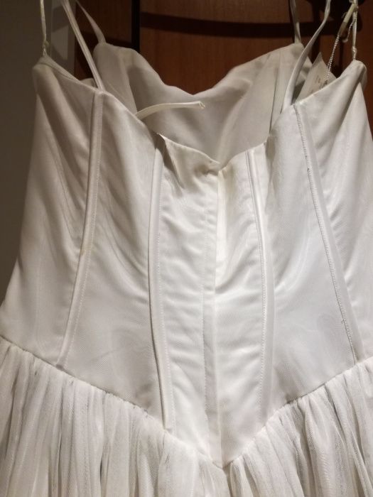 Vestido de noiva novo.