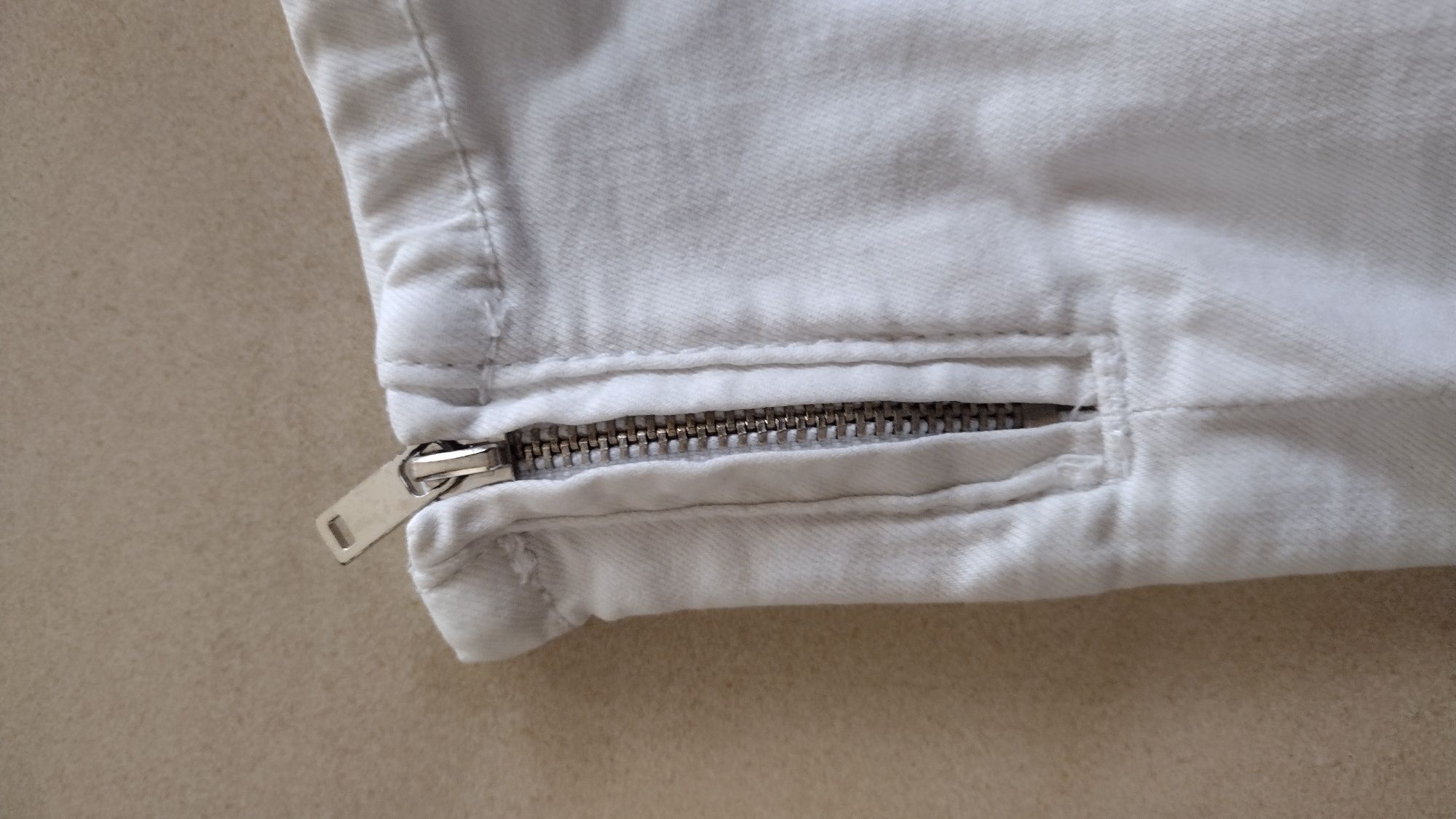 Białe spodnie rurki damskie M