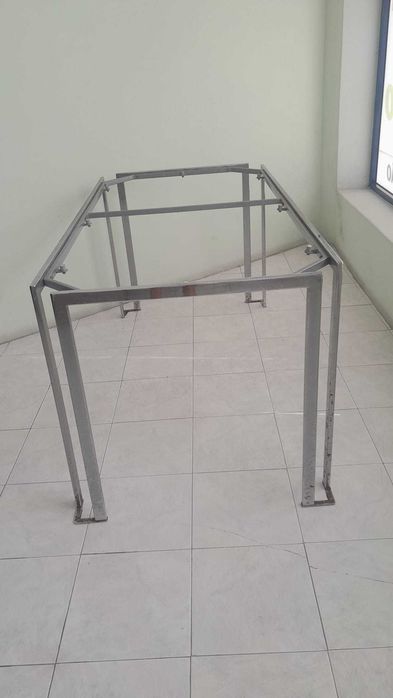 Mesa metálica sem vidro