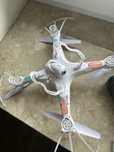 Dron bialy Syma z kamerką
