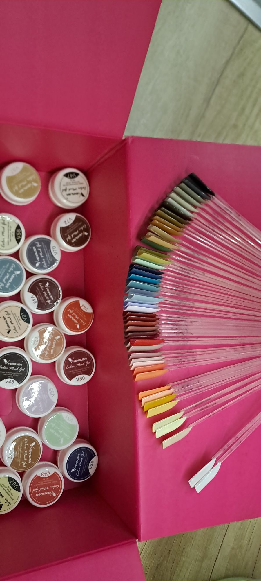 Zestaw do paznokci żeli wraz z wzornikiem 39 sztuk Venalisa color mud