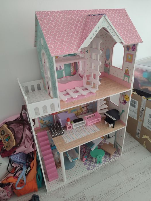 Ogromny domek dla lalek