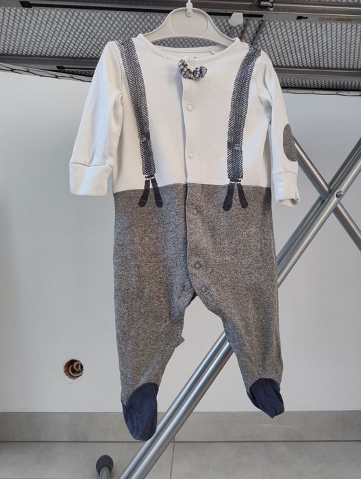 Next 68 pajacyk z szelkami i muchą