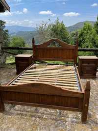 Cama de casal rústica de madeira.