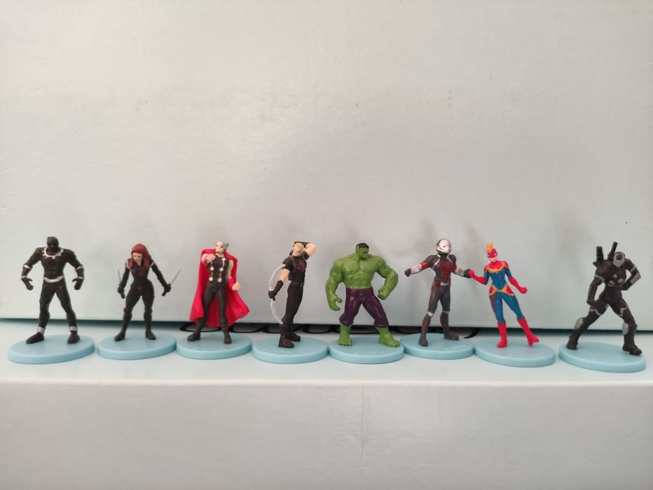 Zestaw 8 małych figurek Avengers