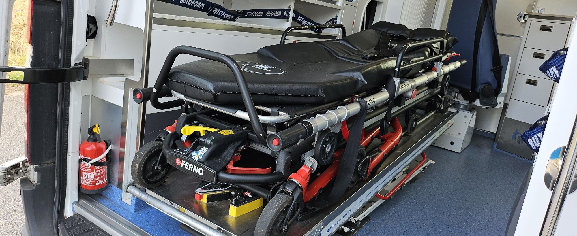 Ambulans karetka Mercedes sprinter  319 v6 automat nosze przejscie 16r