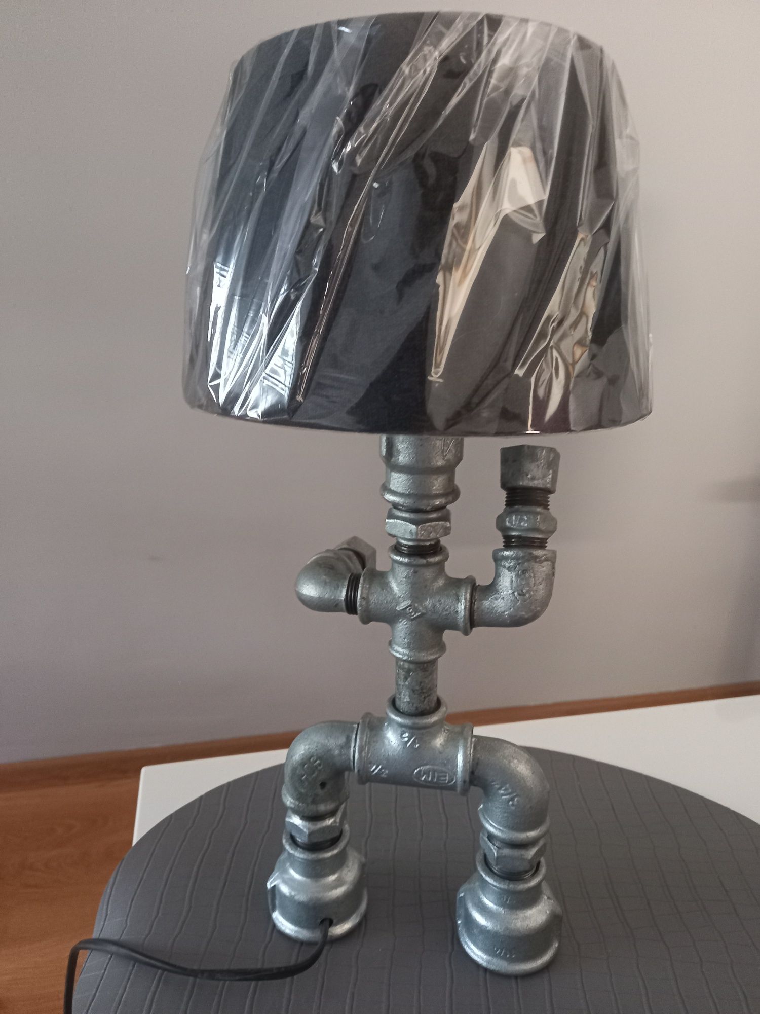 Lampa z rur Loft Industrial Ludzik Robot Rury Klosz Stojąca Stołowa