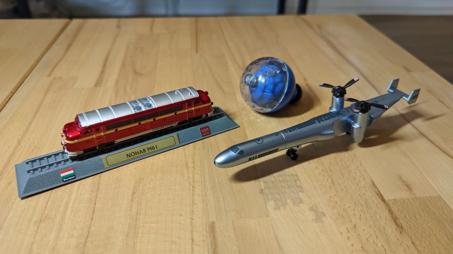 Можельки самолета (в виде ручки) и поезда, юла в подарок