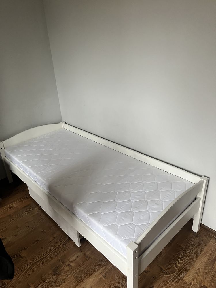 Łóżka drewniane z nowymi materacami