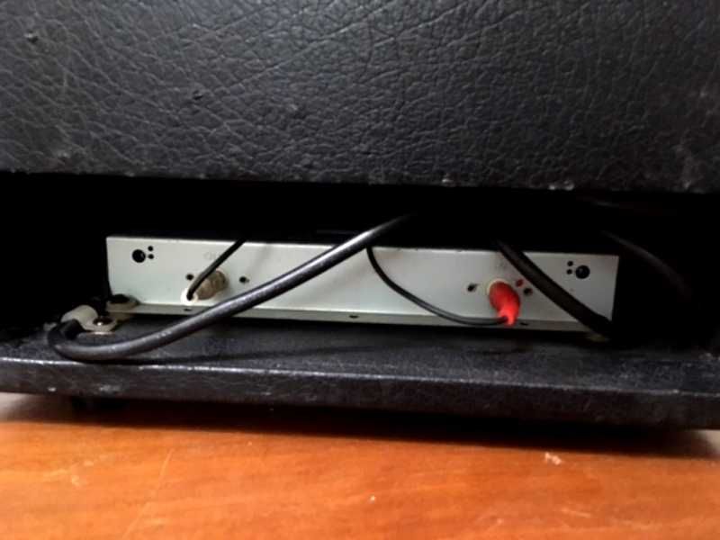 Amplificador de guitarra com reverb de molas analógico