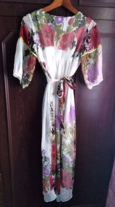 Сукня з українським малюнком