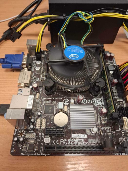 Продам комплект Gigabyte GA-H81M-S2V+Inte G3460+Kingston 8gb ddr3