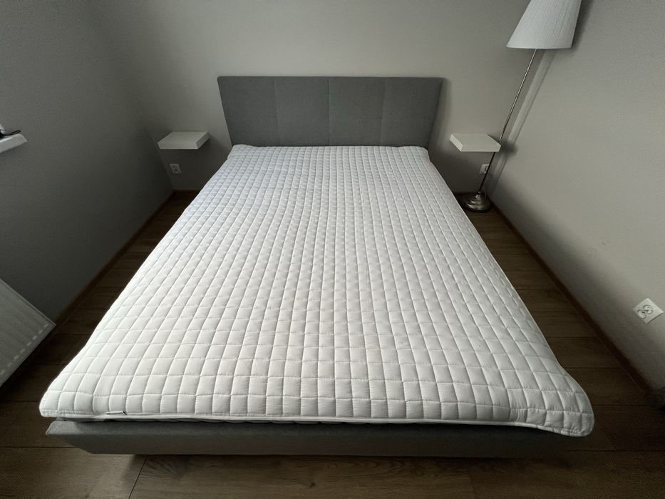 Łóżko z materacem i matą ochronną