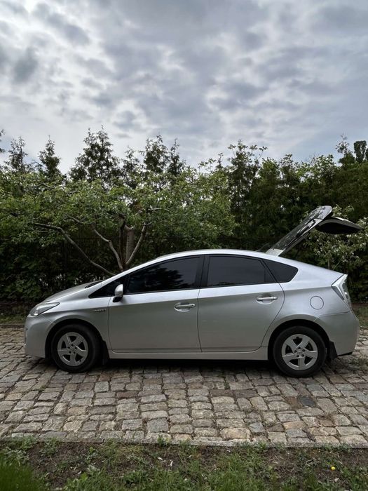 Тойота приус легковой