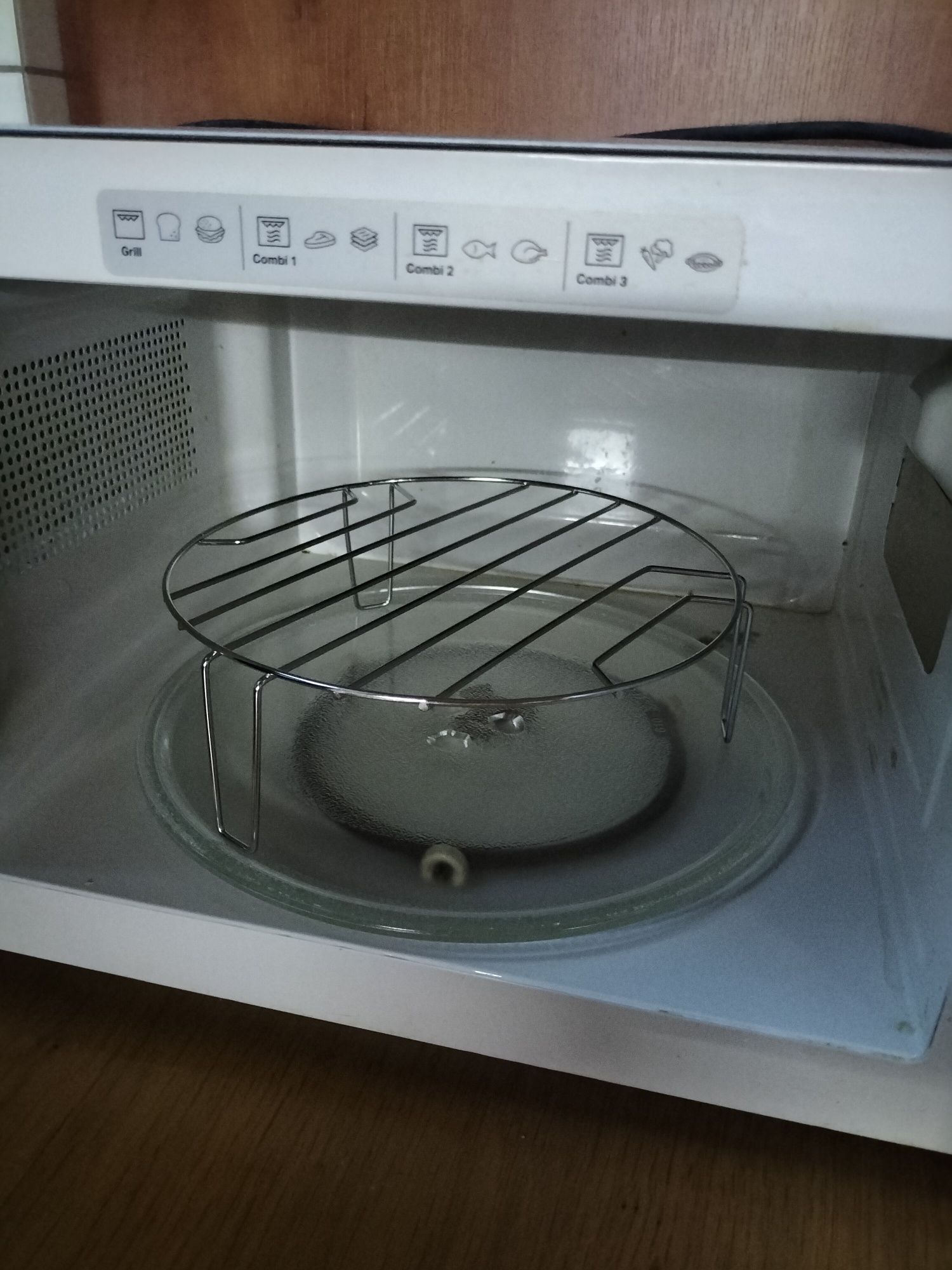 Kuchenka mikrofalowa z grillem