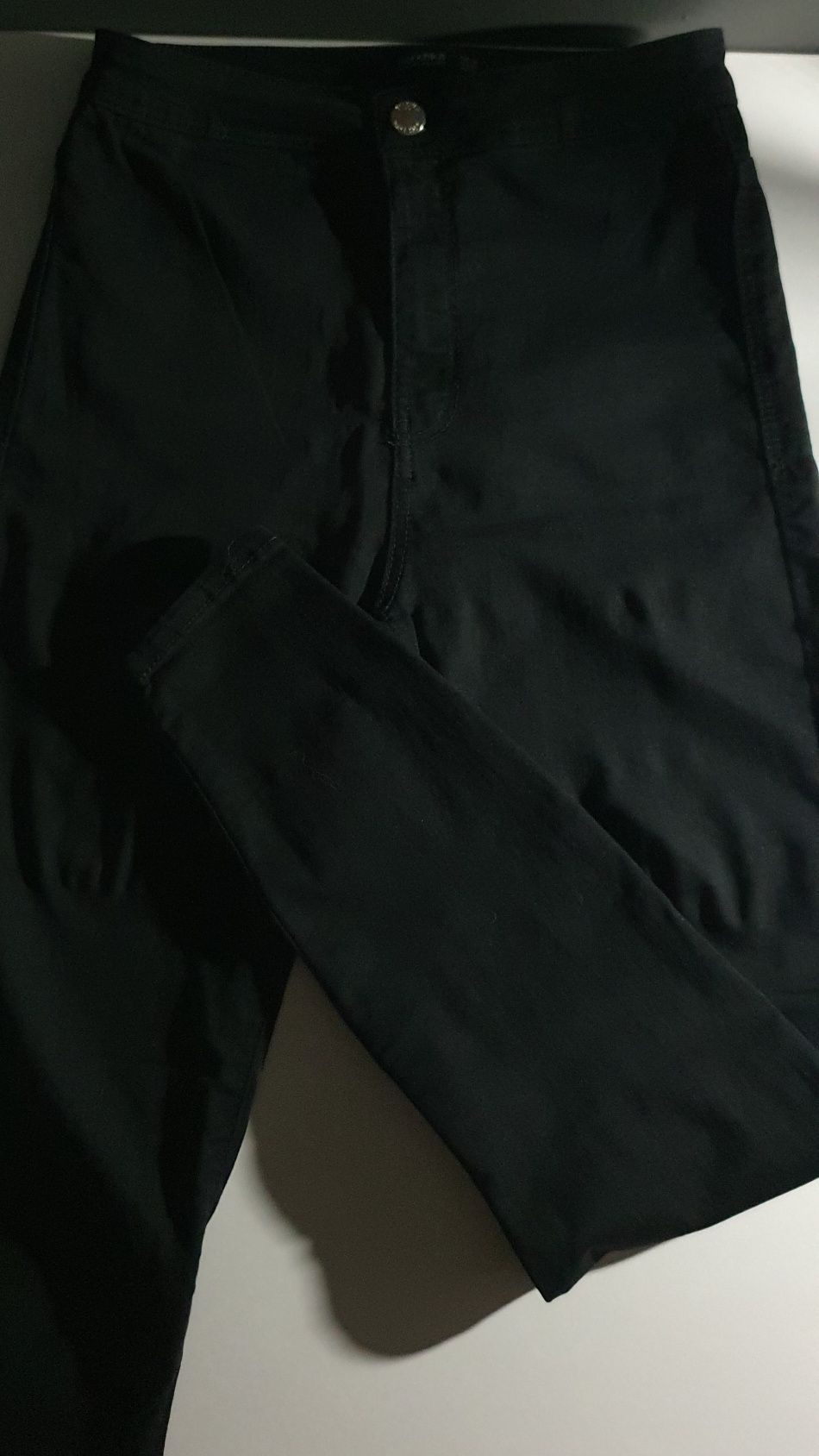 Czarne       spodnie