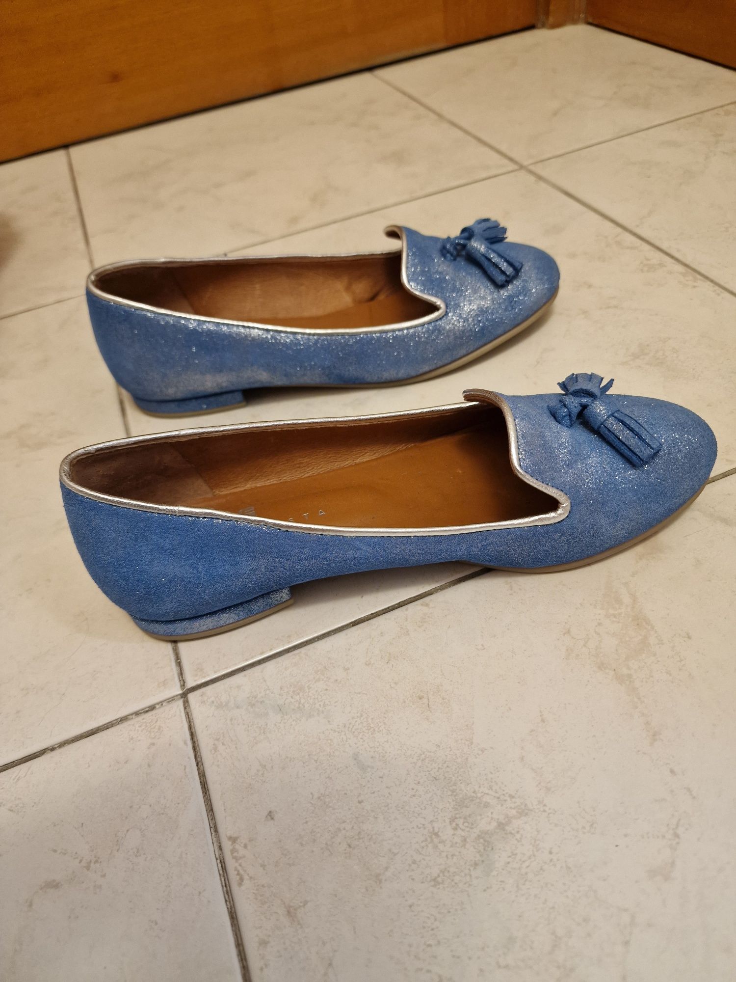Sapatinho azul brilhante