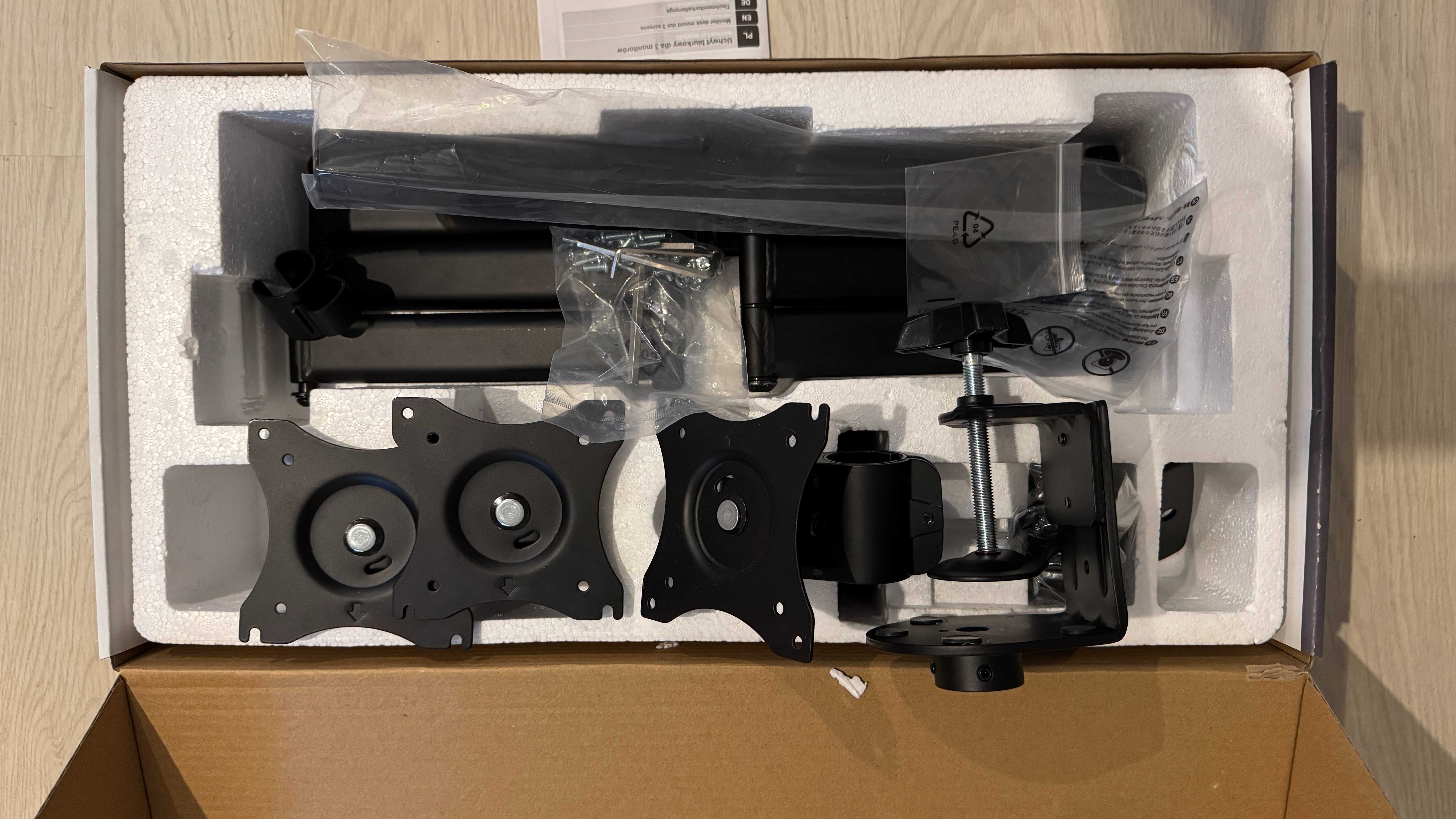 Uchwyt na 3 monitory MCLEAN MC-691 / Stojak biurkowy na 3 monitory