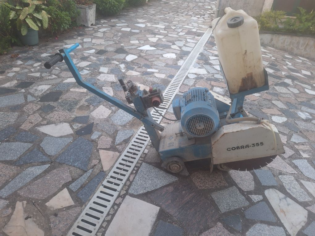 Maquina de corte de pavimento.
