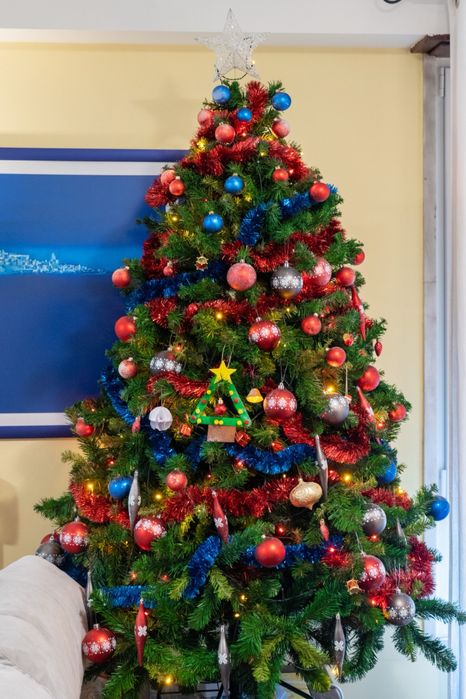 Arvore de natal com decoração e luzes