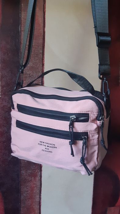 Стильна  нейлонова рожева  сумочка.