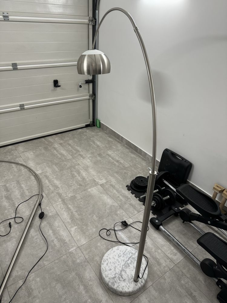 Lampa podłogowa z granitową podstawą