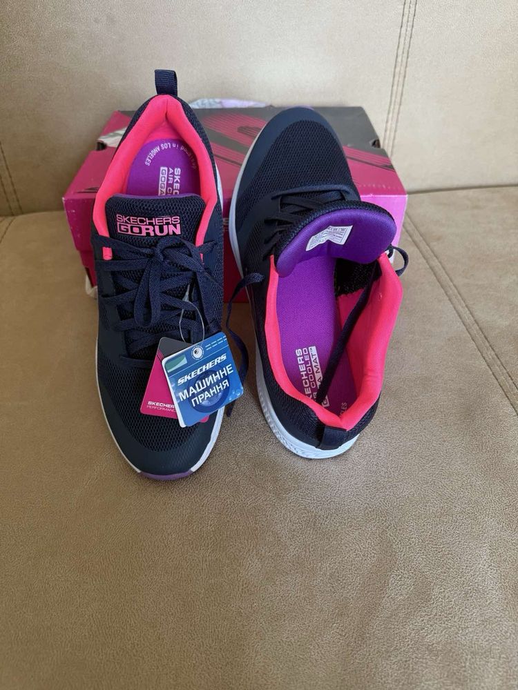 Продам нові жіночі кросівки фірми skechers