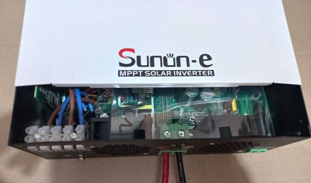 Гібридний інвертор SAKO 3000VA/2400W, 24V, струм заряду 0-80A, MPPT