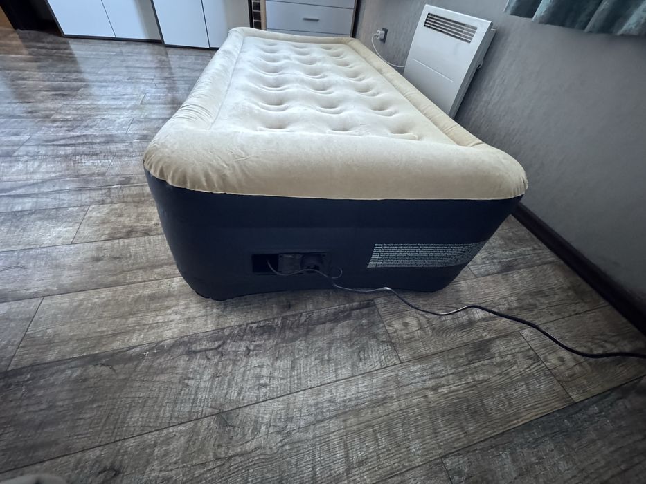 Надувний матрац з вбудованим насосом