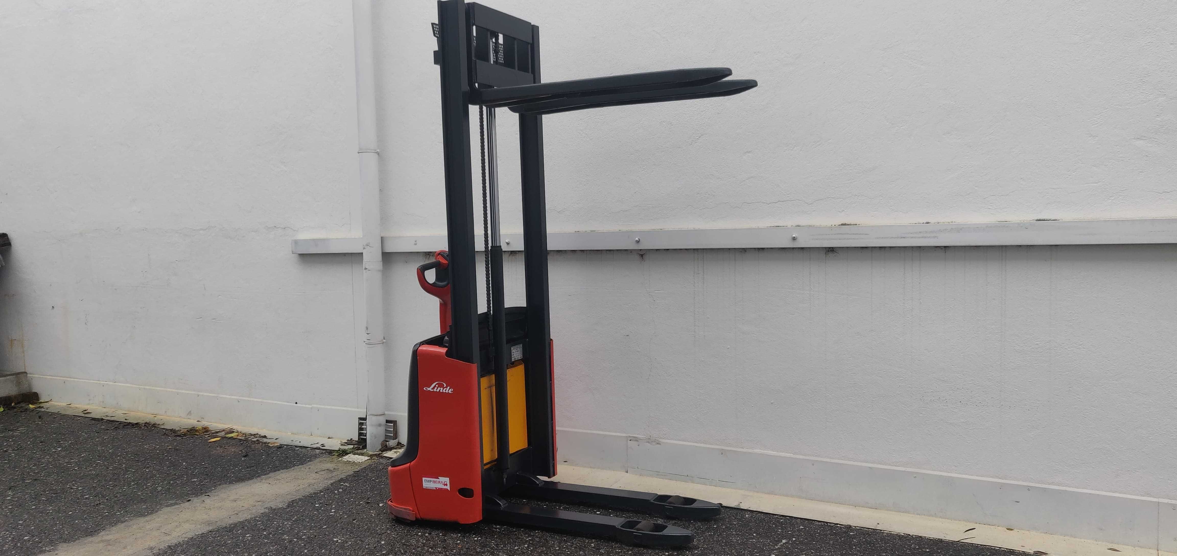 Stacker LINDE L10 Elétrico 1000kg - LINDE L10 1.8m BATERIA NOVA