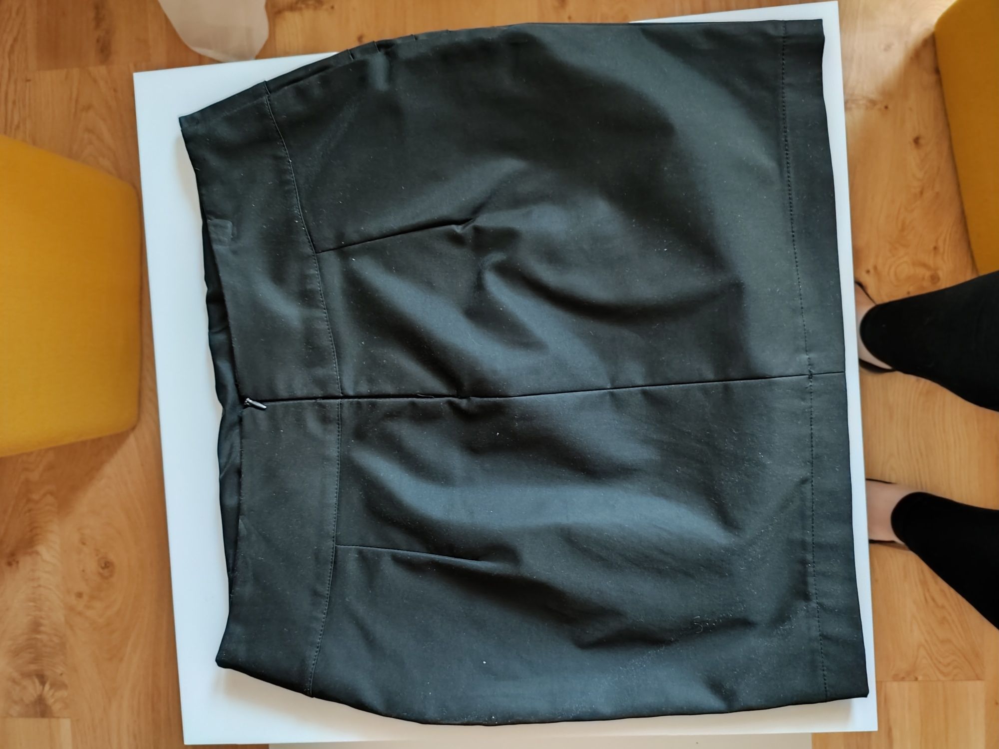 Czarna spódnica mini na ekspres