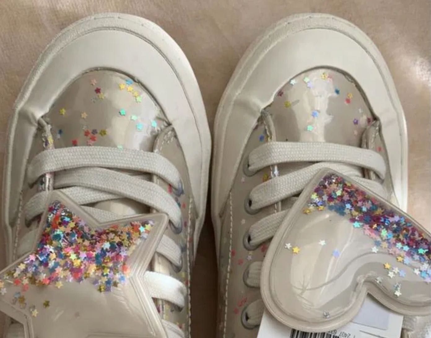 Zara buty z HOLOGRAFICZNYMI interaktywnymi detalami