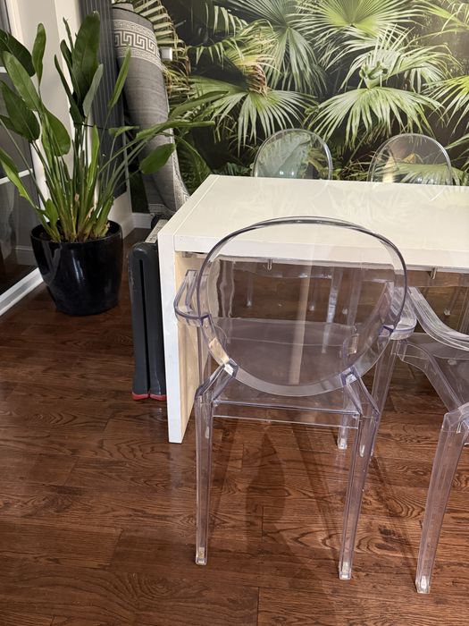 rozkładany stół z krzesłami