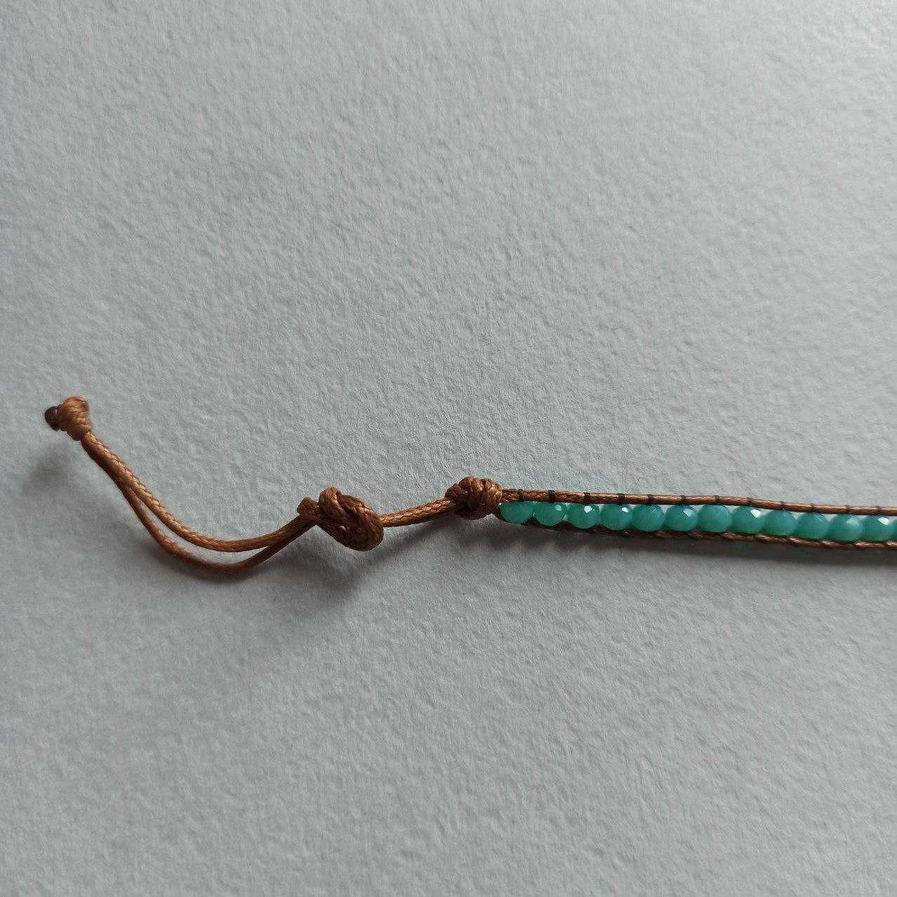 bransoletka z niebieskimi kamieniami na sznurku