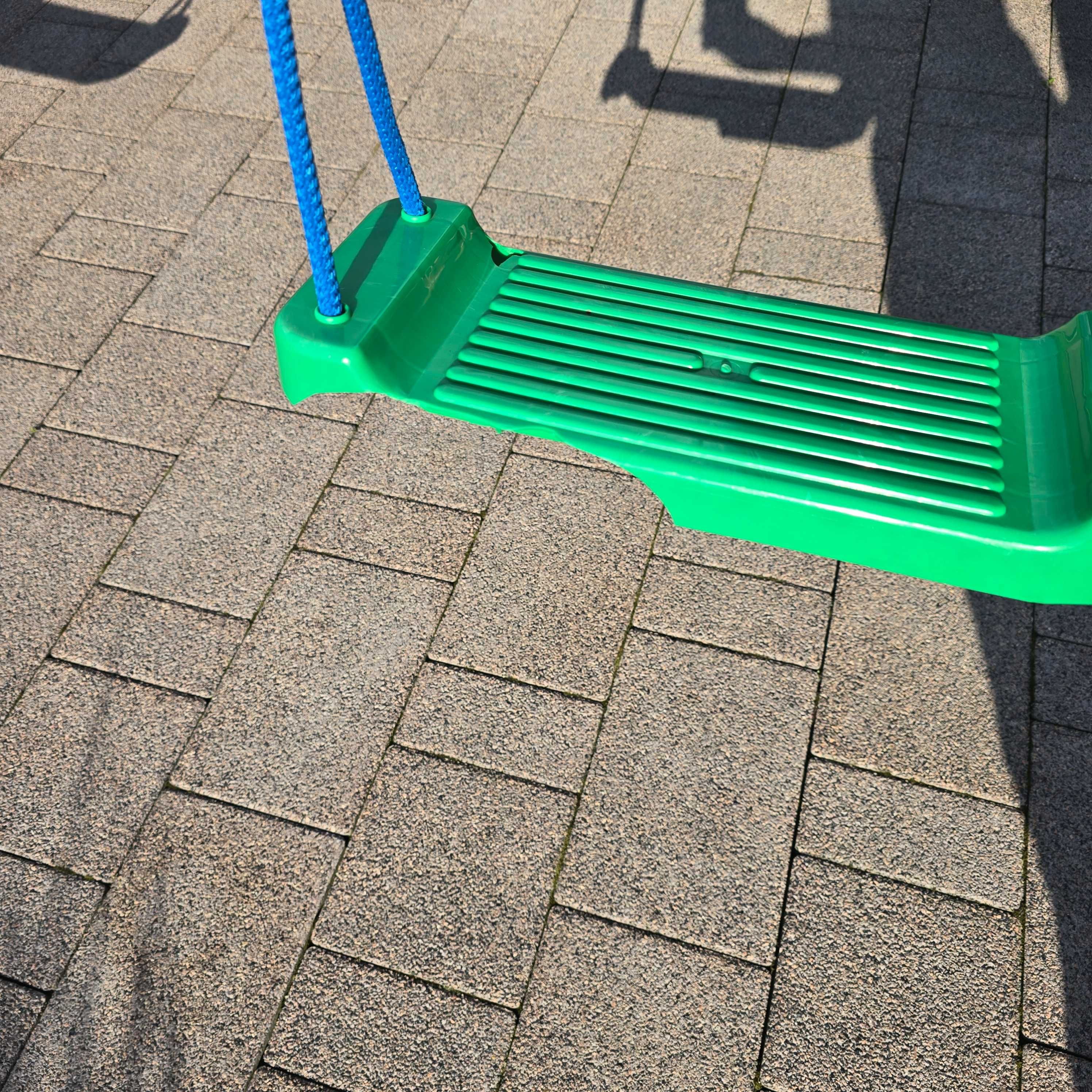 Drewniany plac zabaw plus zjeżdżalnia