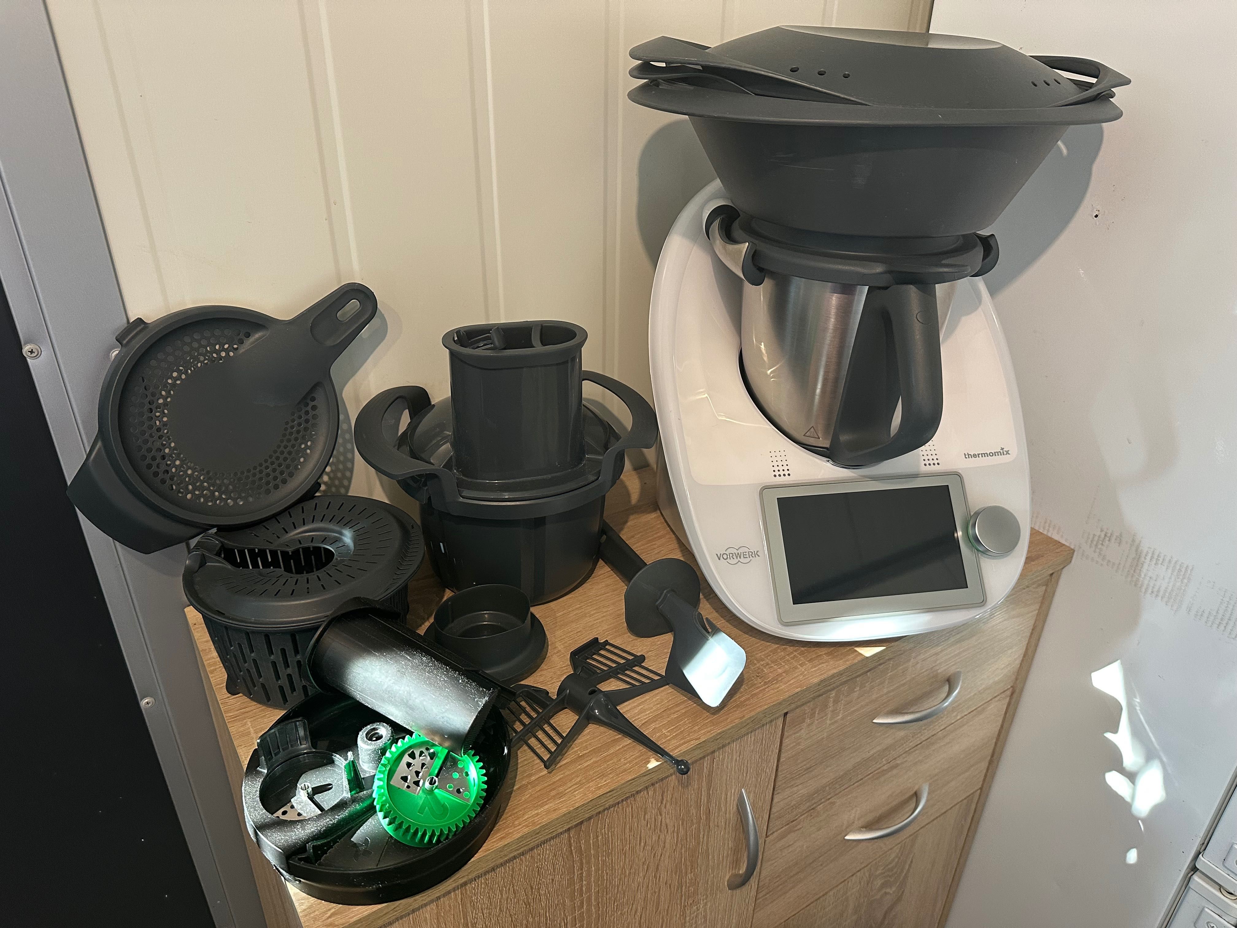 Thermomix TM6 z nasadką krojącą, osłoną noża oraz spiralizerem
