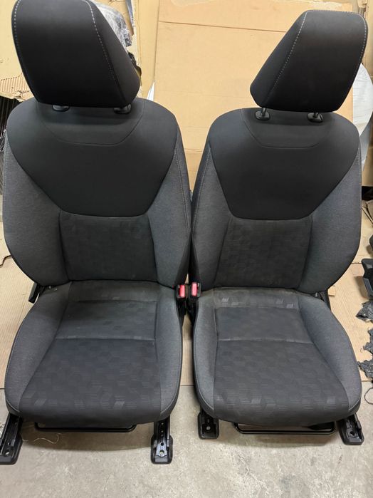 Toyota yaris IV hybrid benzyna 20- siedzenia komplet